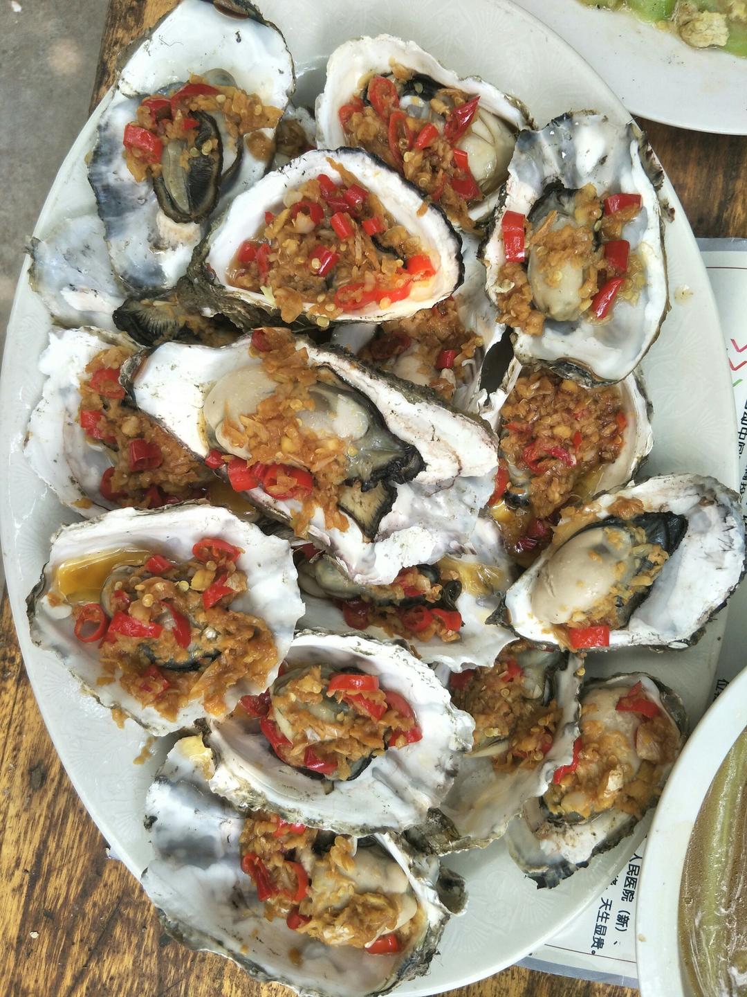 炒菜大家吃做的蒜蓉蒸生蚝