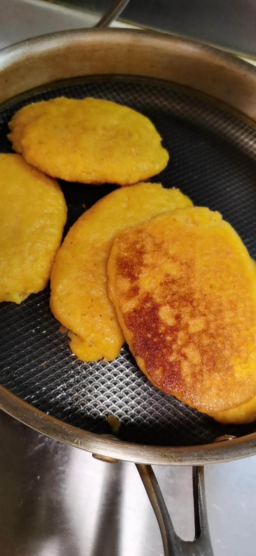 东北苞米面大饼子的做法
