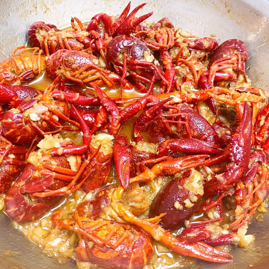 蒜香小龙虾，汤汁可以拌面哦