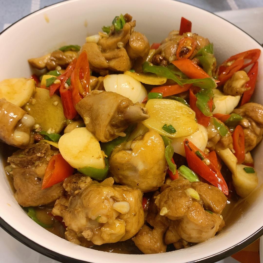 鸡腿肉这样炒，隔壁小孩都馋哭了---双椒炒鸡
