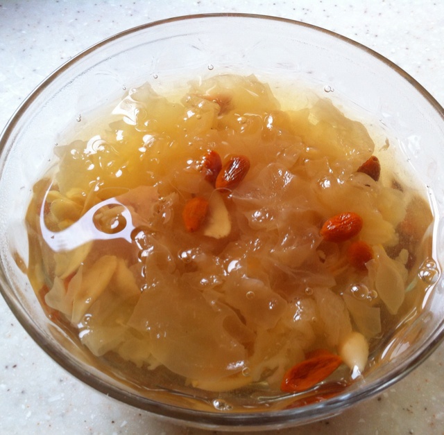 红枣莲子银耳汤