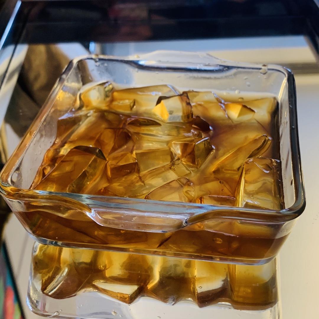 夏日冰冰凉的红糖冰粉