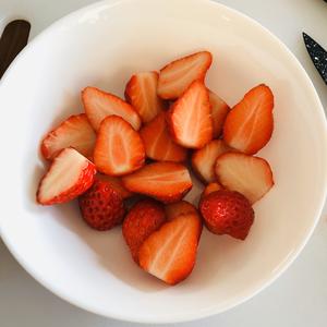 草莓奶油蛋糕…最基础的戚风奶油蛋糕.的做法 步骤7