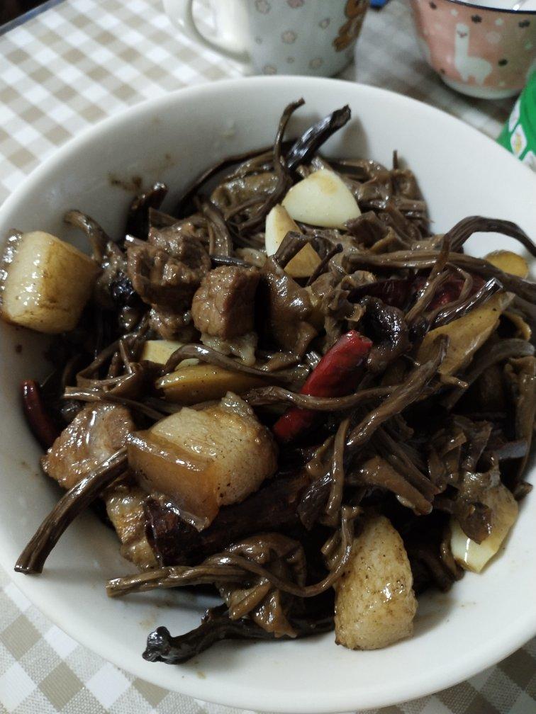 自家茶树菇烧肉