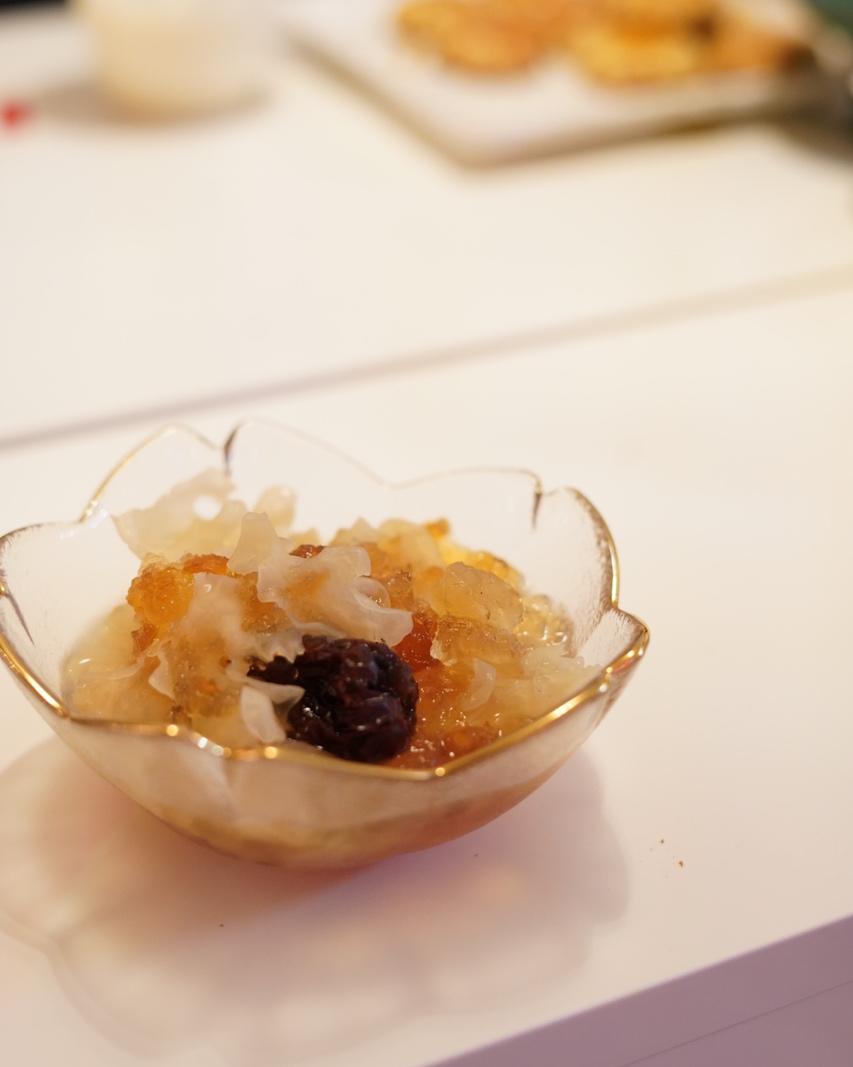 桃胶银耳红枣羹