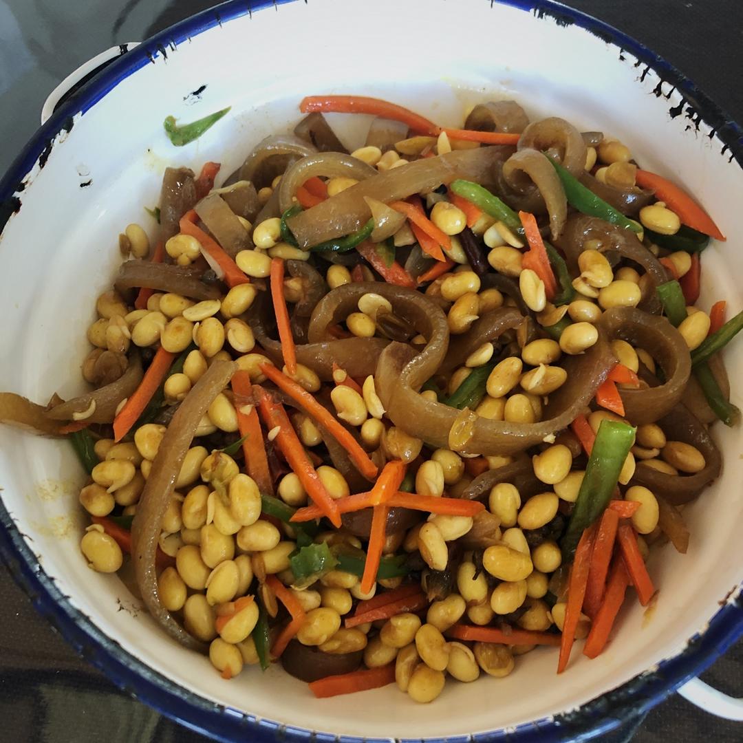 疯狂的烤面筋做的香辣猪皮炒黄豆