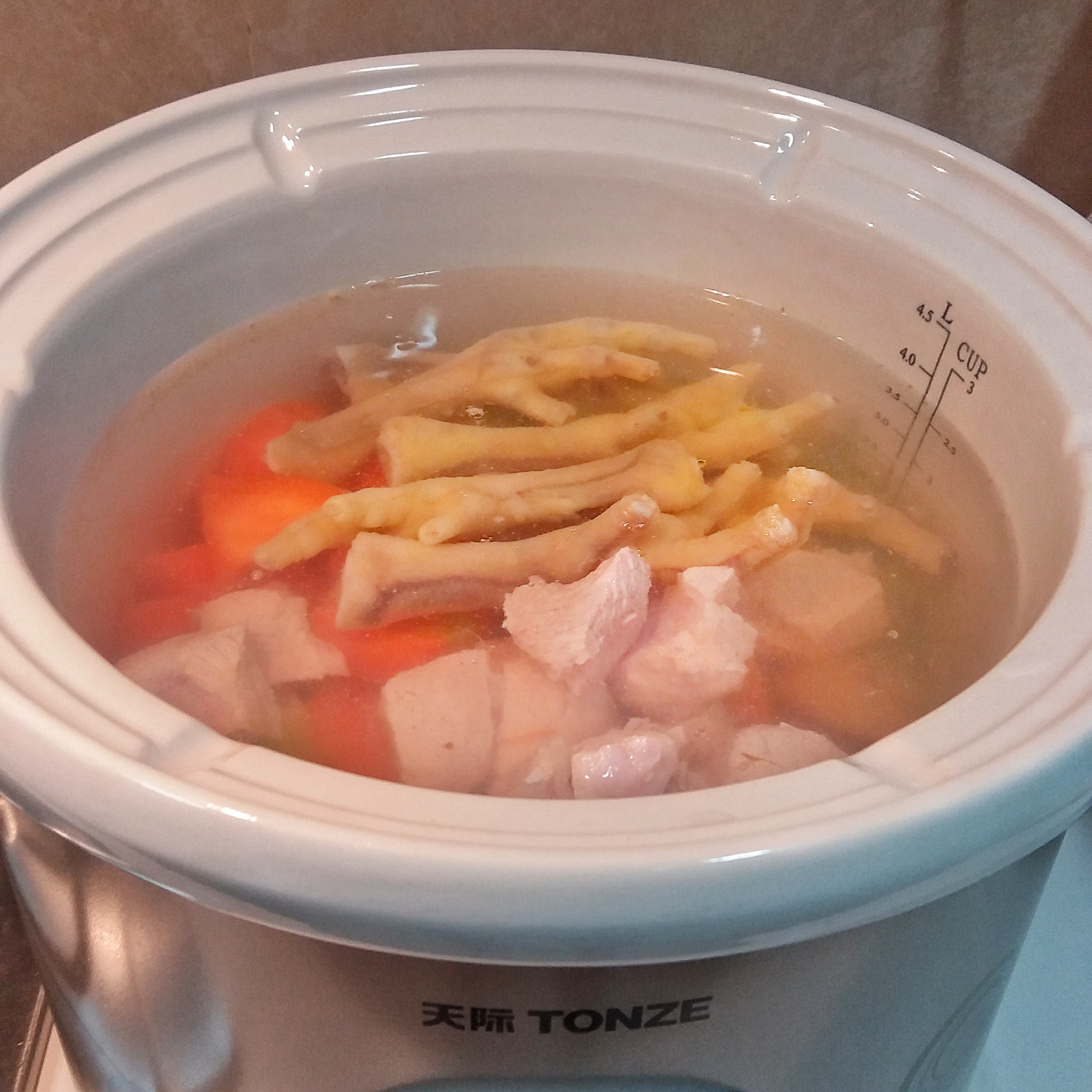 青红萝卜鸡脚猪腱肉汤的做法 步骤3