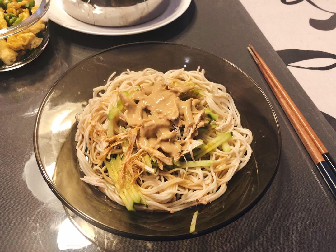 【鸡丝凉面】