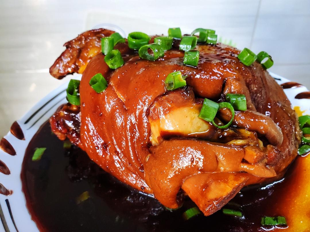 厨师长教你：年菜“冰糖肘子”的家常做法，色泽红亮，肉香十足