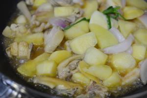 土豆焖鸡（广式姜葱炒鸡）的做法 步骤8