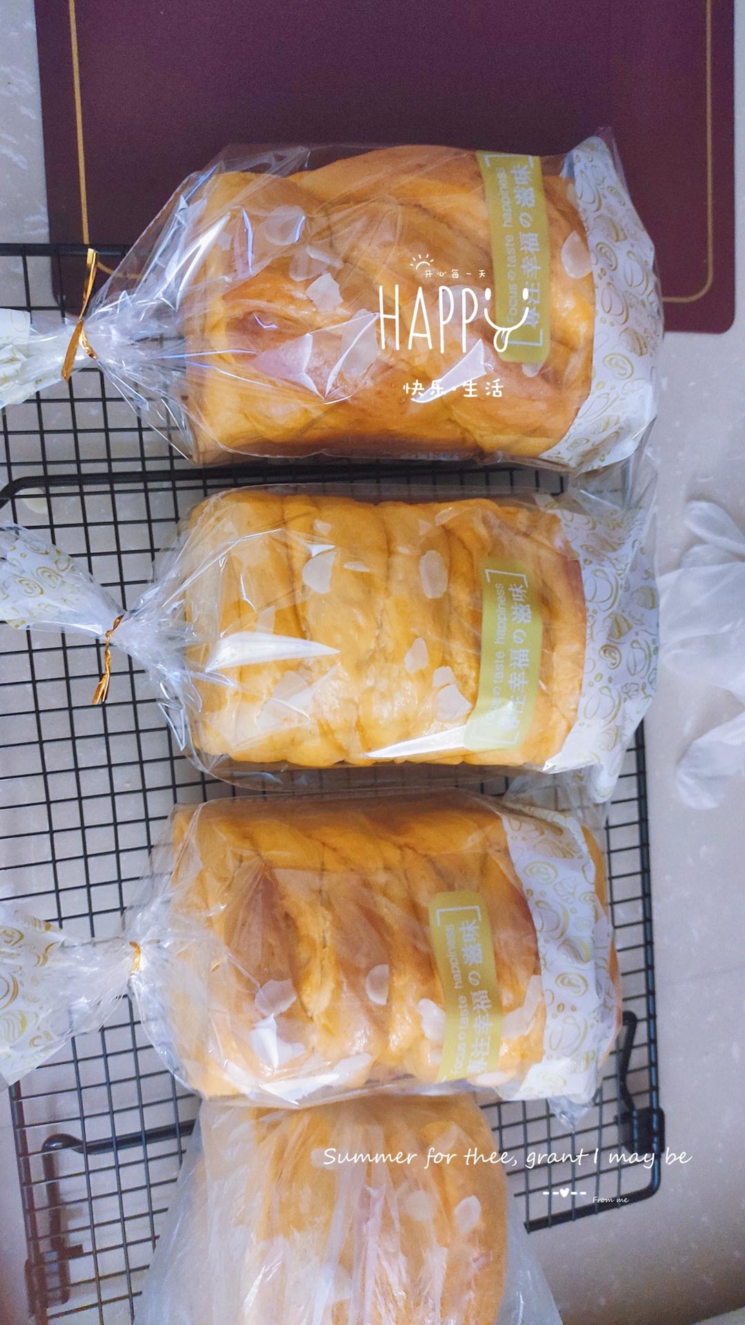 70%中种超级绵软吐司附加黑芝麻馅和椰蓉奶酥馅料