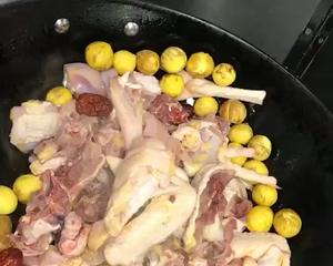 古法栗子土鸡汤的做法 步骤2