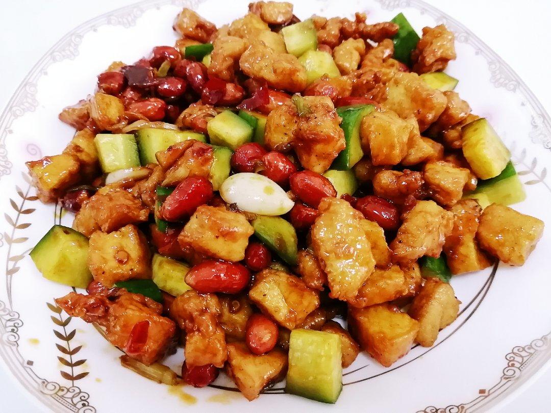〈宫保鸡丁〉，小时候最爱的菜之一，郫县豆瓣酱版。欣小厨 😉