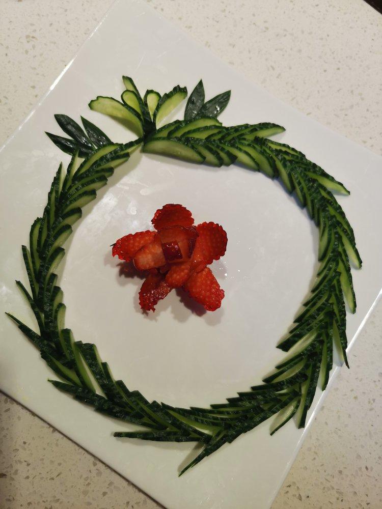 简单美丽的盘饰（1）——（不会雕刻也能做出）黄瓜拼装花