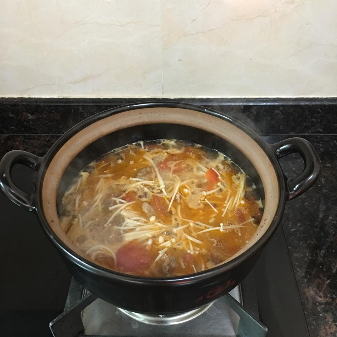 【金针菇番茄肥牛锅】