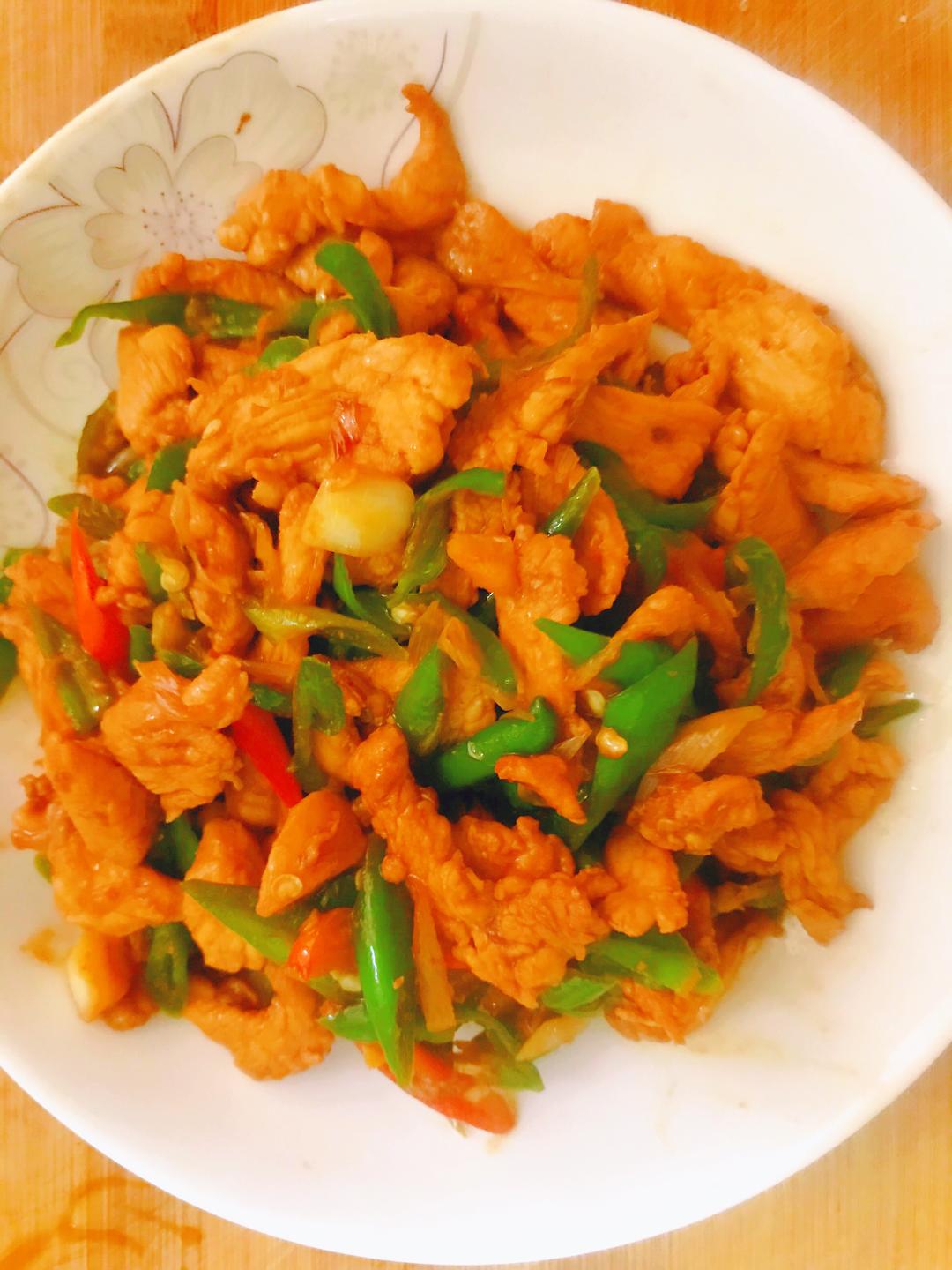 5块钱吃上一盘巨下饭的荤菜，上桌就盘光，辣椒炒鸡胸肉 减肥人士的最爱