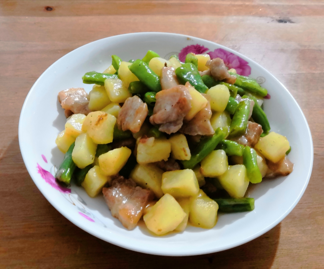 土豆豆角焖肉的做法