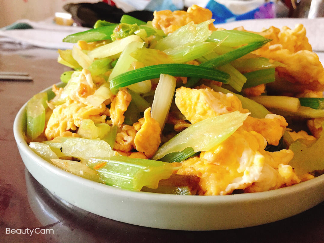 芹菜炒三文鱼还可以加鸡蛋