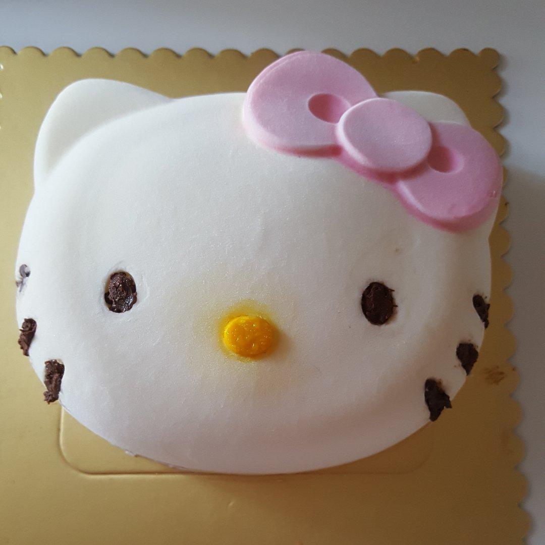 6寸kitty芝士慕斯蛋糕