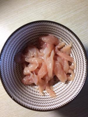 鸡肉菠菜小米粥的做法 步骤1