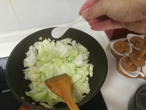 快手简单炝炒手撕圆白菜（包菜）的做法 步骤5