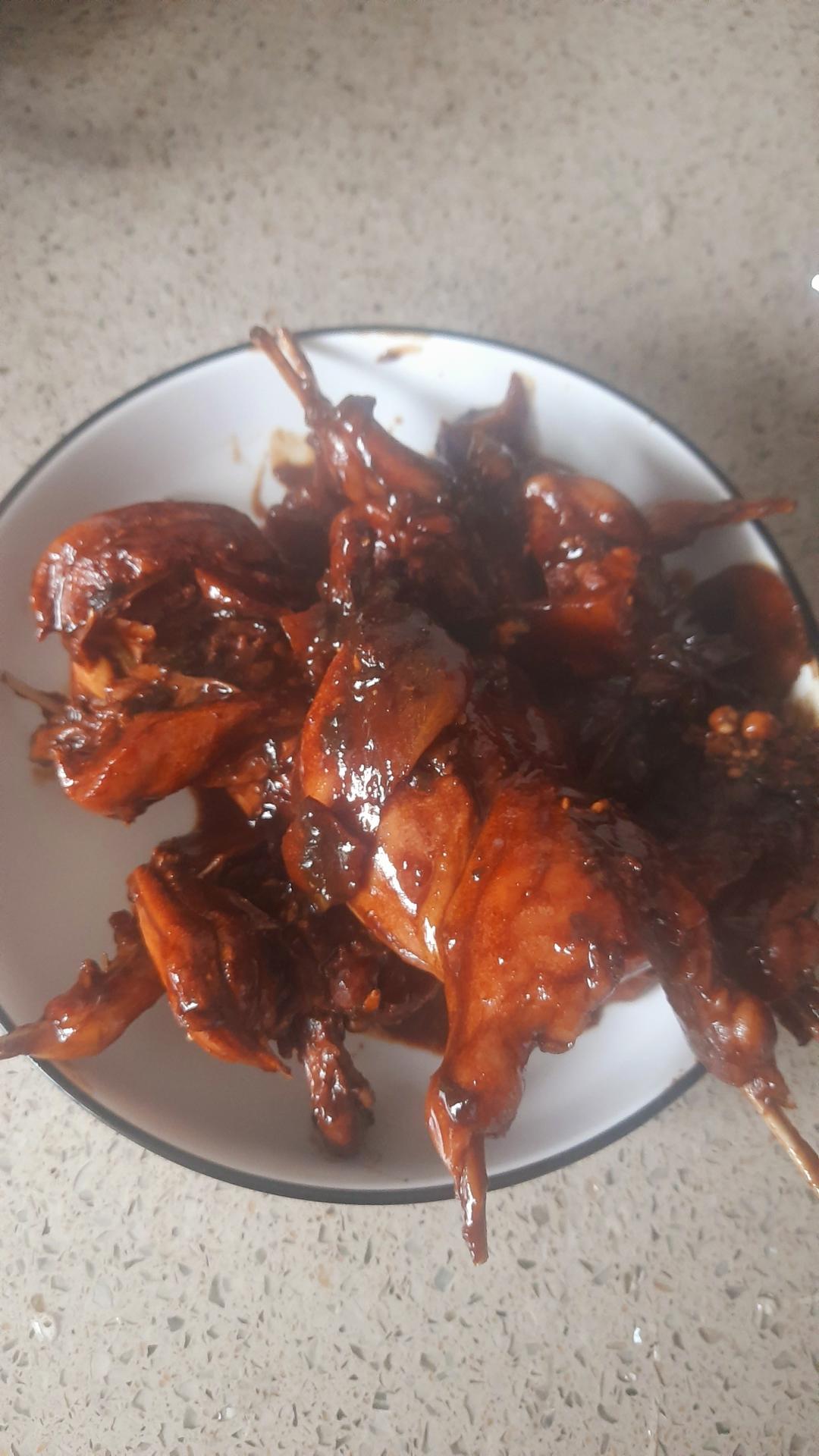 葱根盐克姜蚝油十三香糖红烧鹌鹑的做法起油锅,爆香葱姜,炒鹌鹑烹料酒