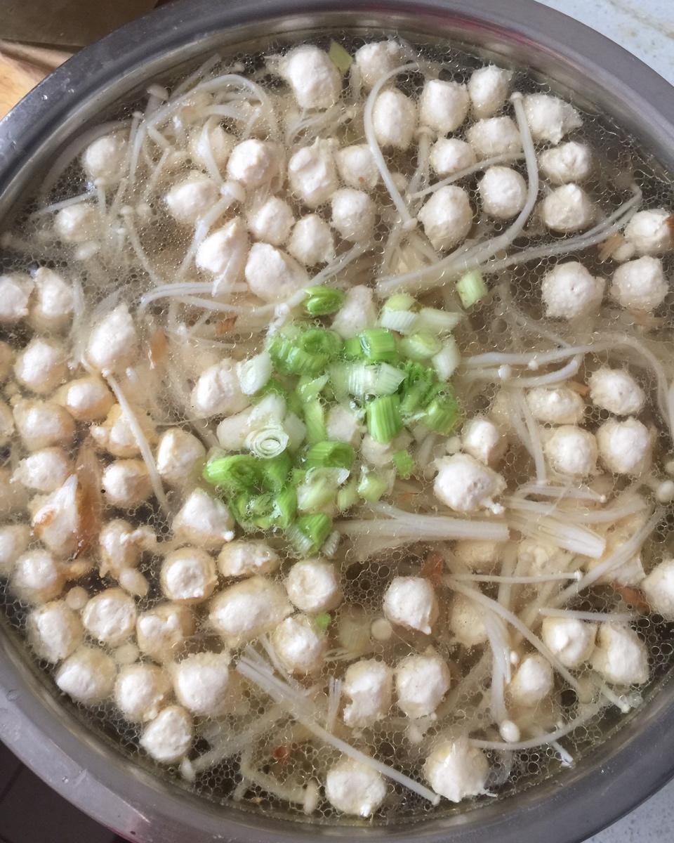 鸡肉丸子青菜汤