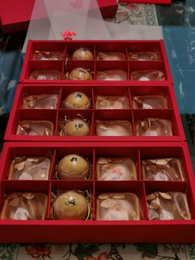 广式月饼－－蛋黄豆沙月饼