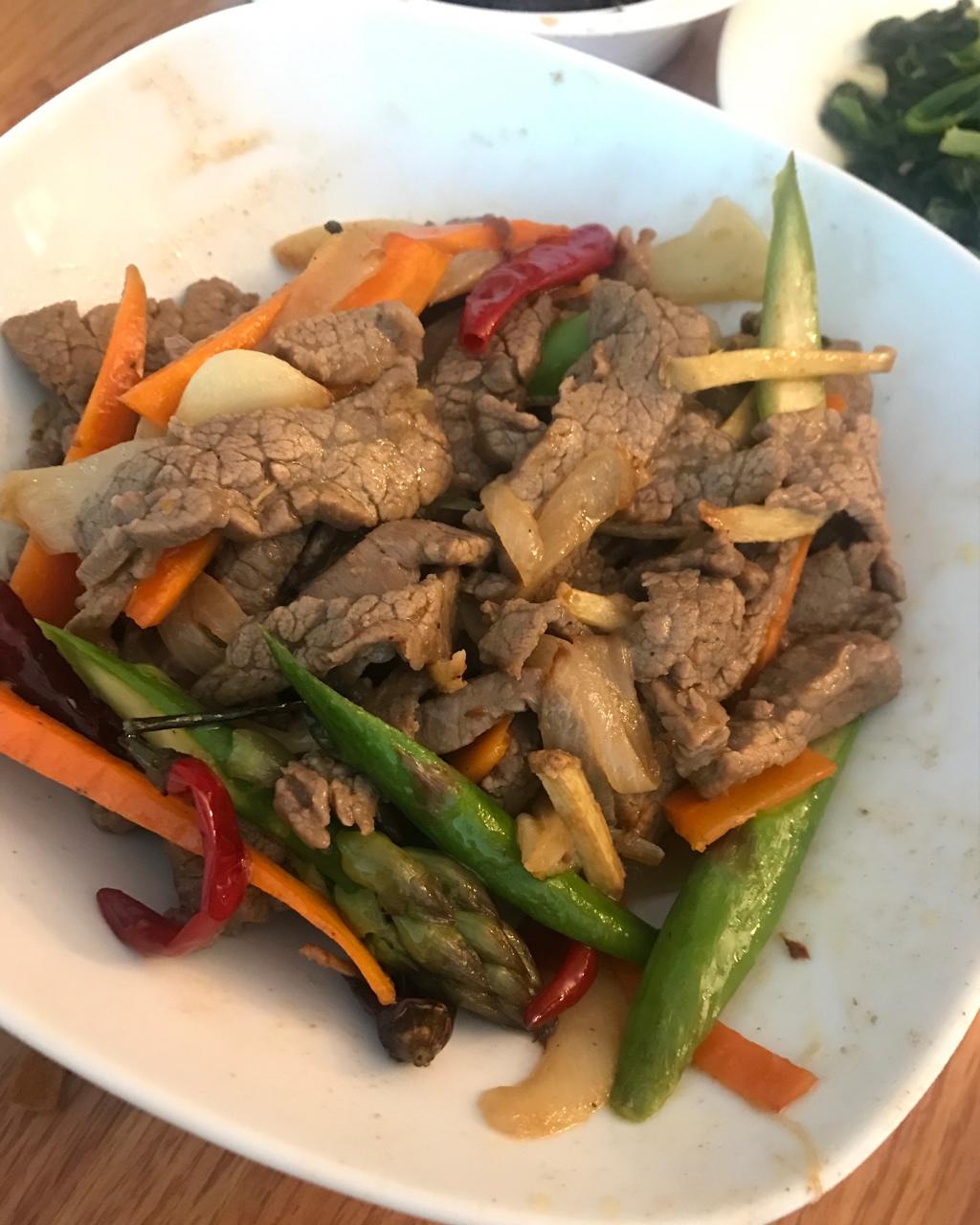 孜然洋葱炒牛肉粒