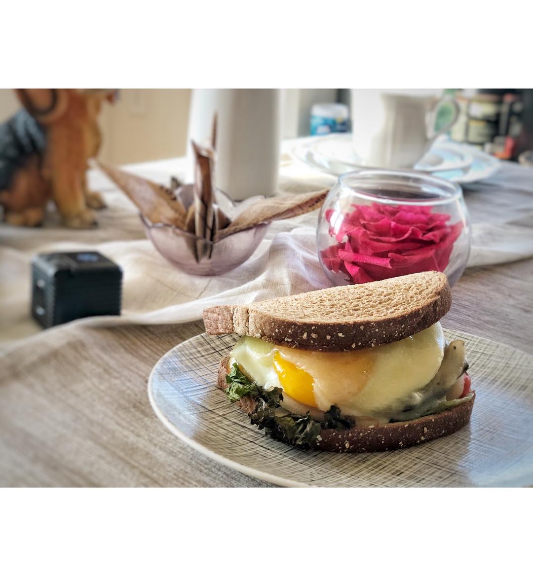 肥牛煎蛋三明治