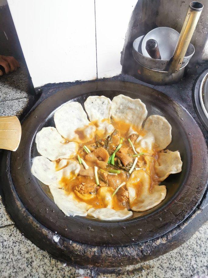地锅鸡，教你贴饼子好吃的小技巧~