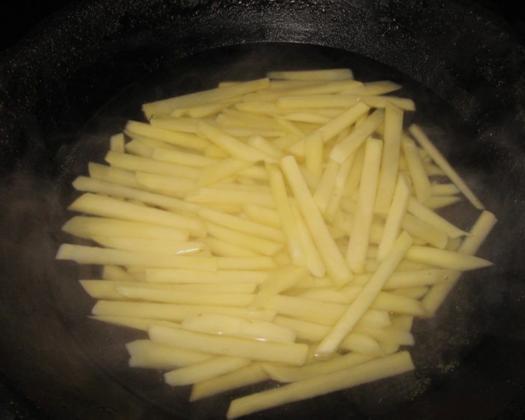 炸薯条（无需淀粉 自用）的做法 步骤4
