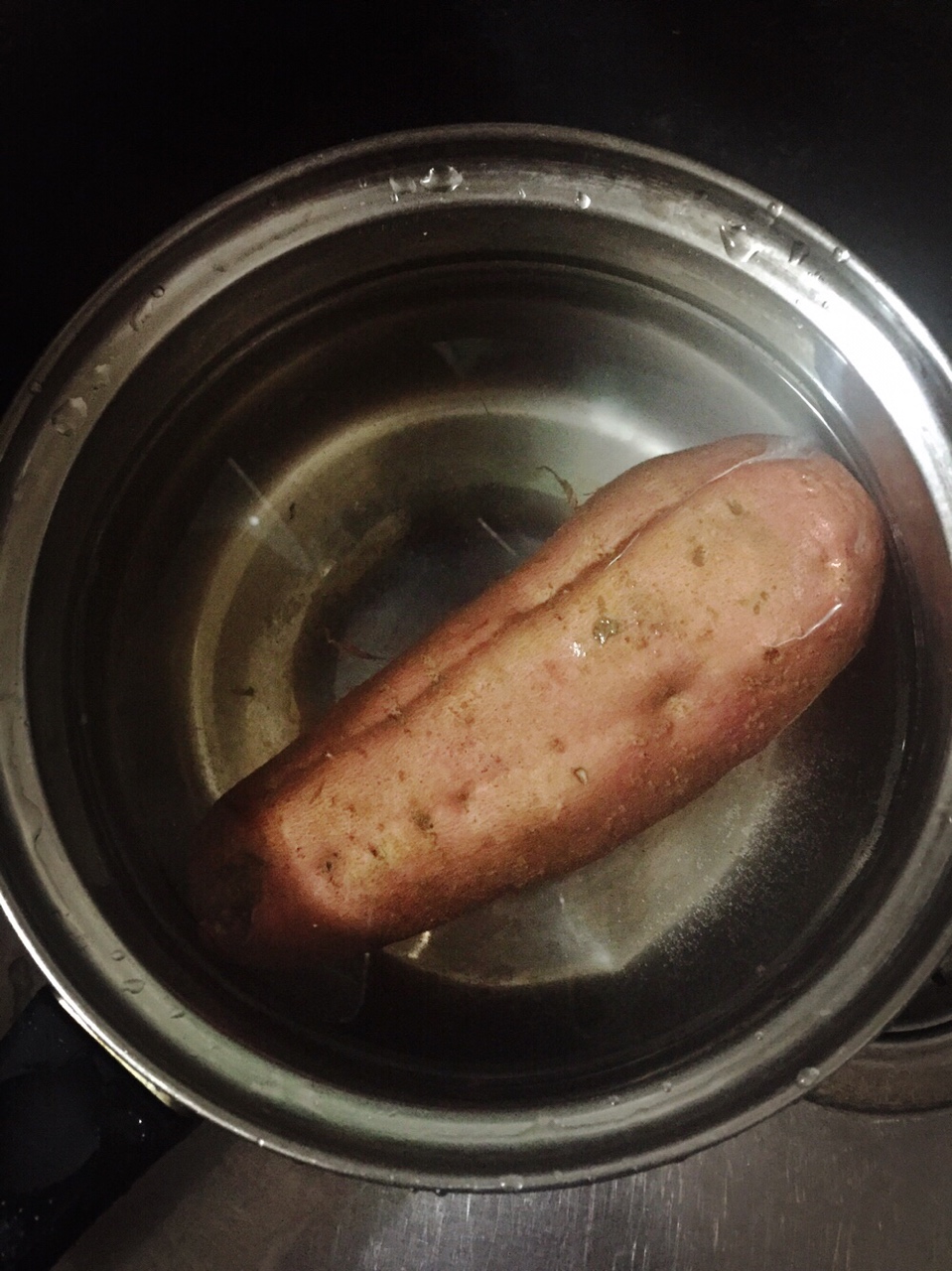 微波炉烤红薯的做法 步骤1