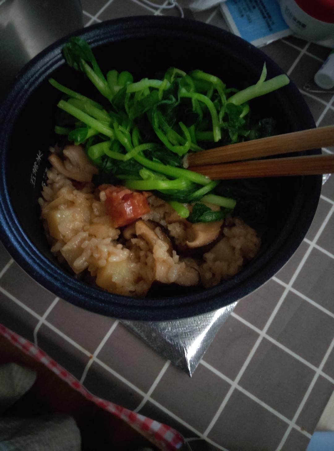 香菇腊肠土豆焖饭