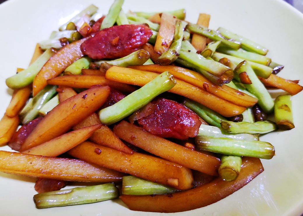 土豆香肠炖豆角的做法