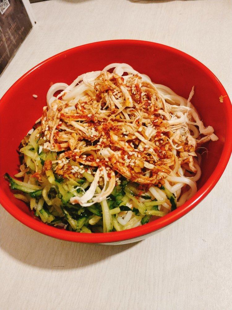 【椒麻鸡丝凉面】