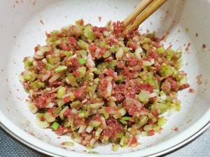 用不焯水的芹菜做牛肉馅包子，口感棒棒哒（芹菜馅包子之一）的做法 步骤3