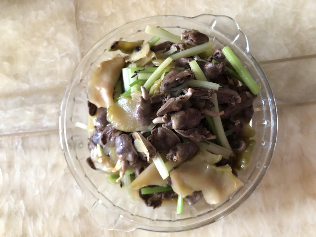 鸡心炒芹菜