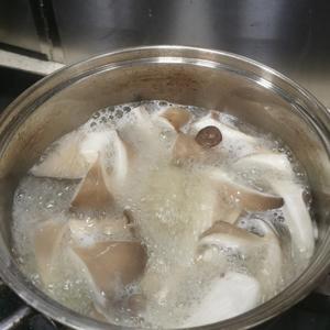 营养美味快手——贻贝蘑菇汤的做法 步骤2