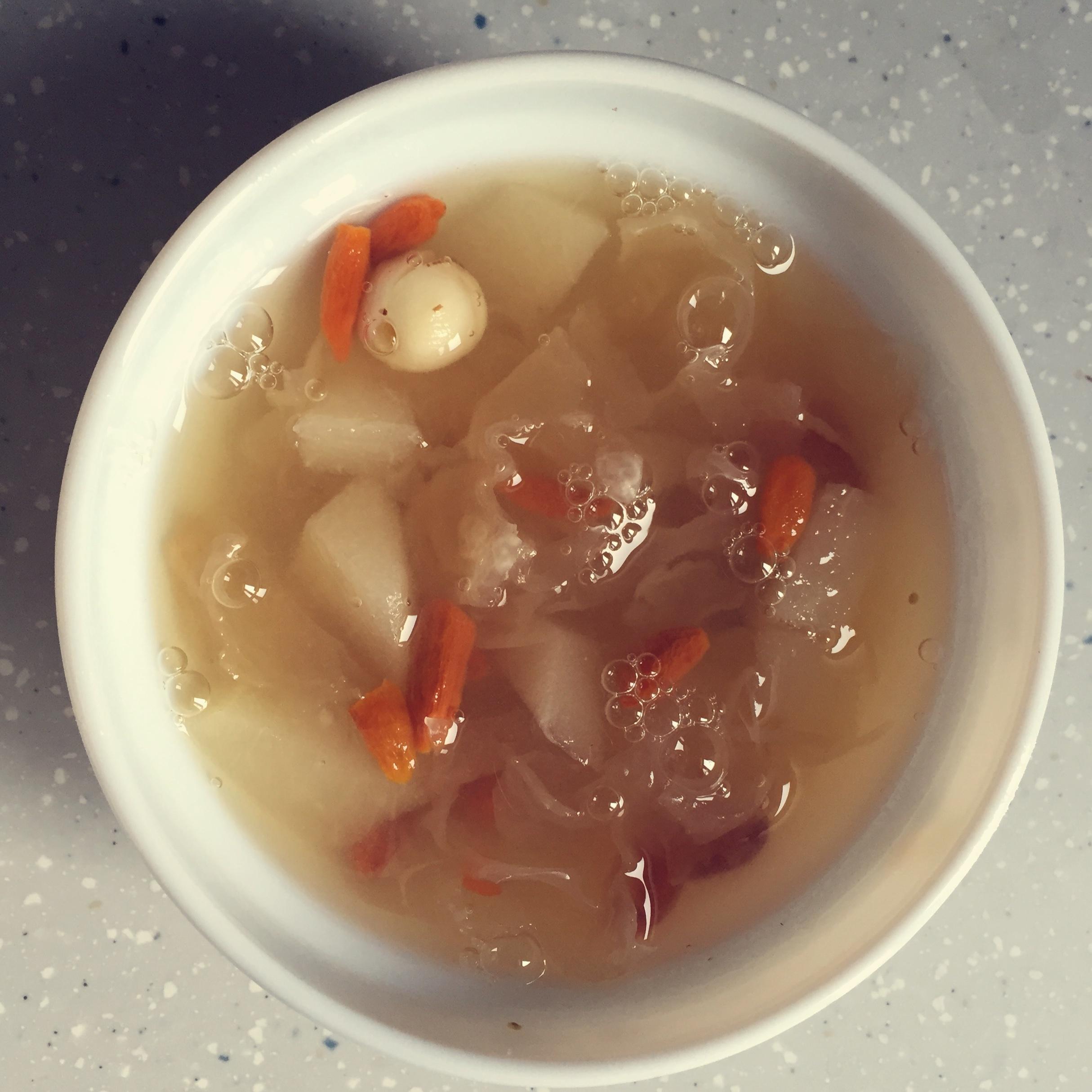 银耳百合莲子枸杞秋梨糖水的做法