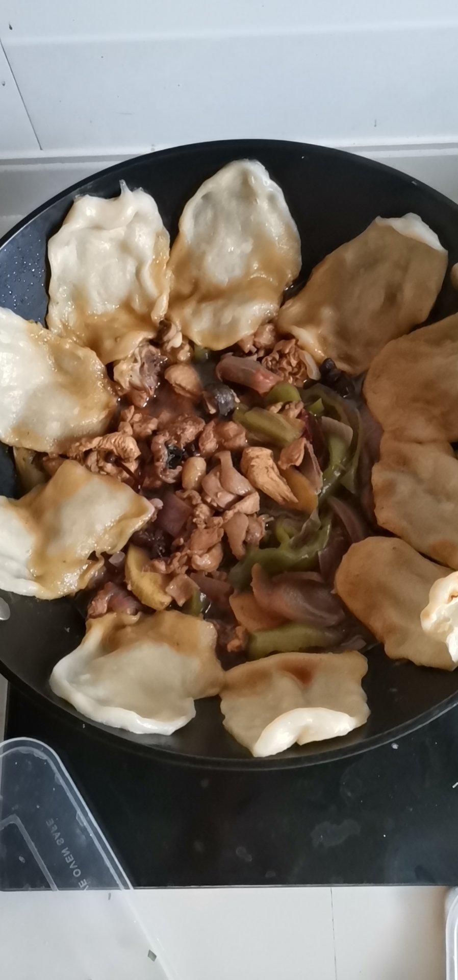 地锅鸡，教你贴饼子好吃的小技巧~