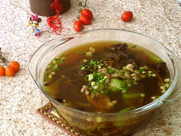 茶树菇丝瓜肉片汤的做法