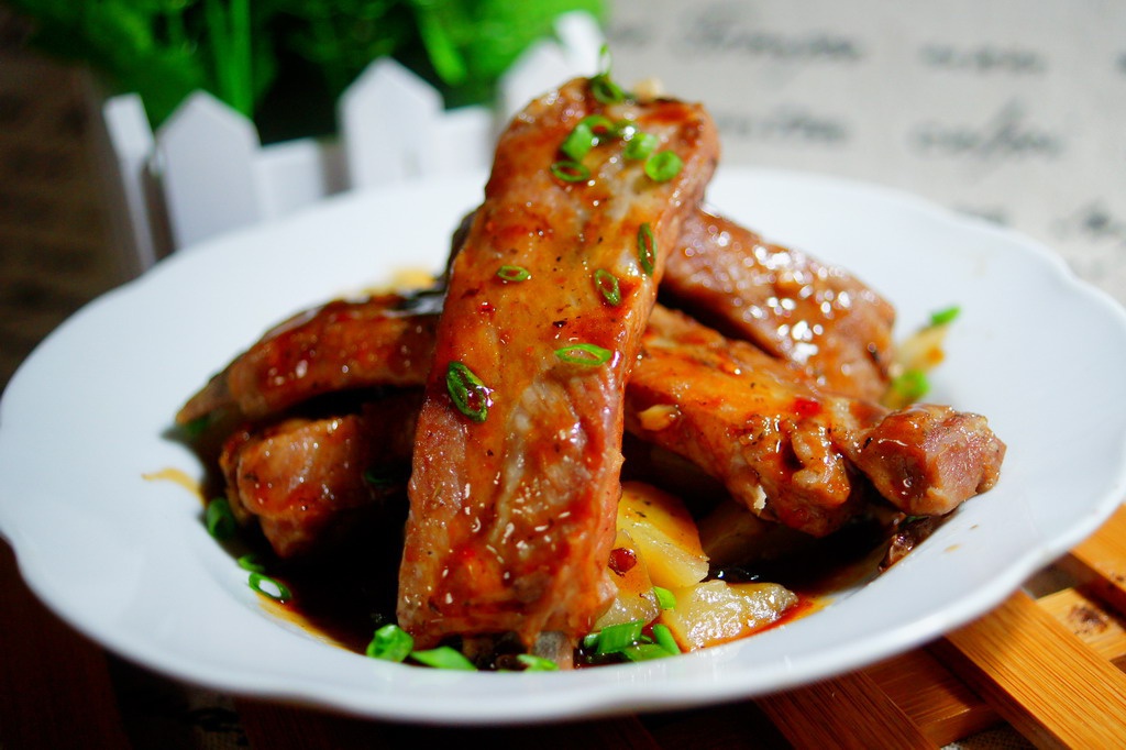 秘制酱汁土豆炖肋排