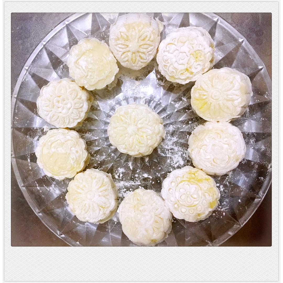 自制的奶黄馅饼皮月饼