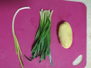 韭菜炒土豆丝的做法 步骤1