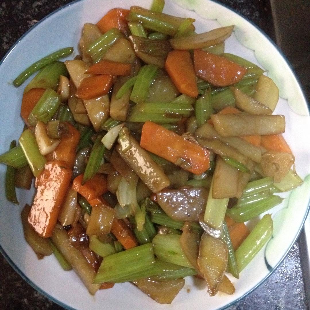 土豆炒芹菜