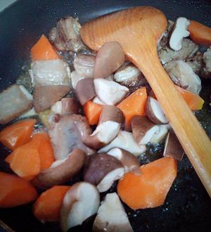 芋艿胡萝卜排骨焖饭的做法 步骤8