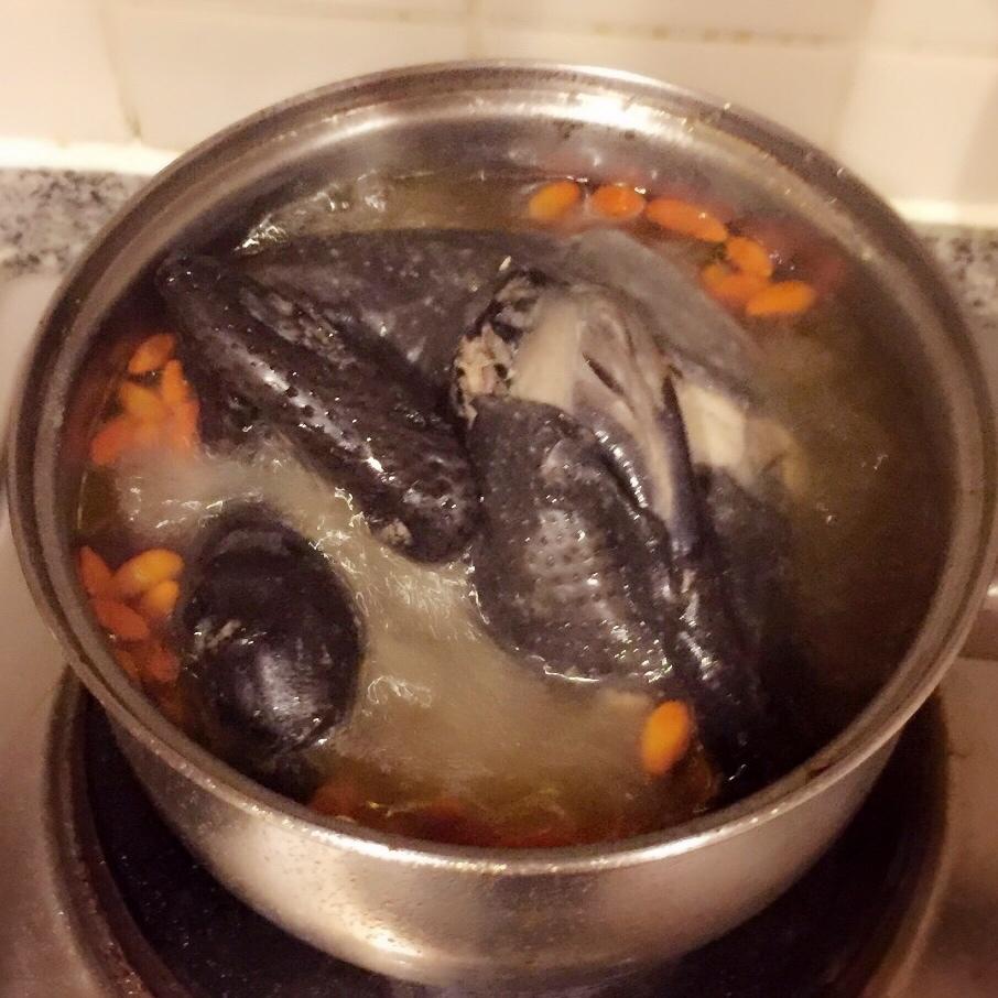 枸杞红枣乌鸡汤