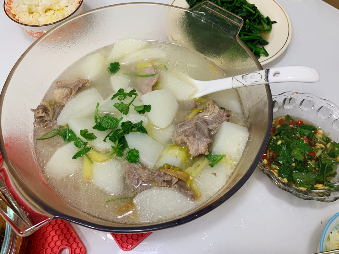 厨师长教你：“羊肉汤”的家常做法，天气冷了喝一口全身都暖暖的