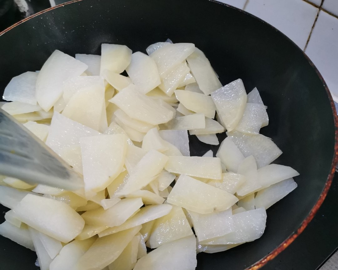 干锅土豆片的做法 步骤2